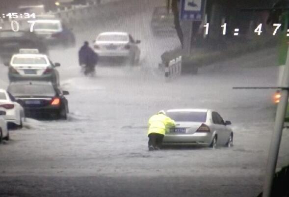雨量惊人!厦门暴雨橙色预警 多地开启看湖、看海、看瀑布模式