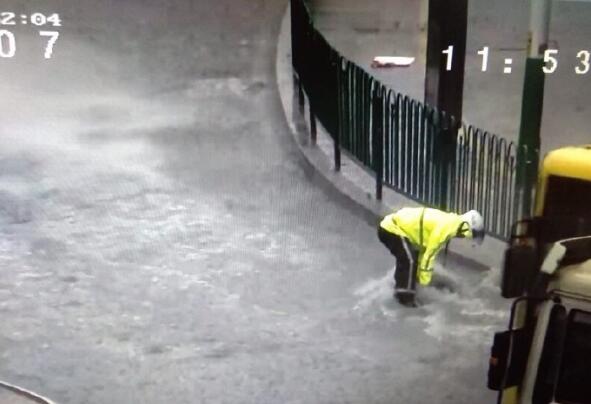 雨量惊人!厦门暴雨橙色预警 多地开启看湖、看海、看瀑布模式