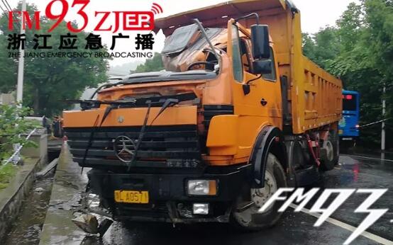 绍兴：公交货车相撞 公交车严重变形有乘客受伤严重