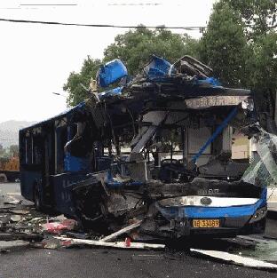 绍兴：公交货车相撞 公交车严重变形有乘客受伤严重