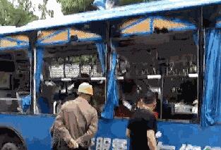 绍兴：公交货车相撞 公交车严重变形有乘客受伤严重