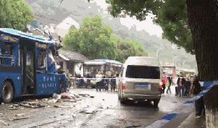 绍兴：公交货车相撞 公交车严重变形有乘客受伤严重