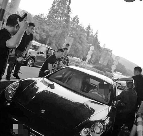 两劫匪劫持女子敲诈300万 开保时捷飞奔逃窜被围堵