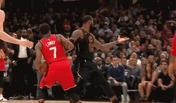 谁的错？詹姆斯洛瑞冲突 詹姆斯用压哨绝杀球打的洛瑞一脸迷茫