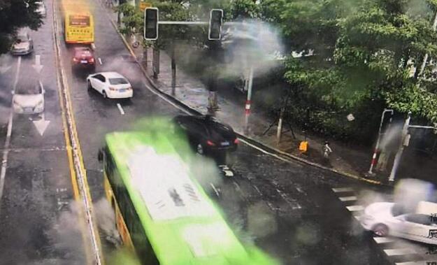 [现场直击]厦门暴雨橙色预警 蜀黍提醒出行注意安全