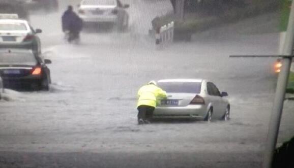 [现场直击]厦门暴雨橙色预警 蜀黍提醒出行注意安全