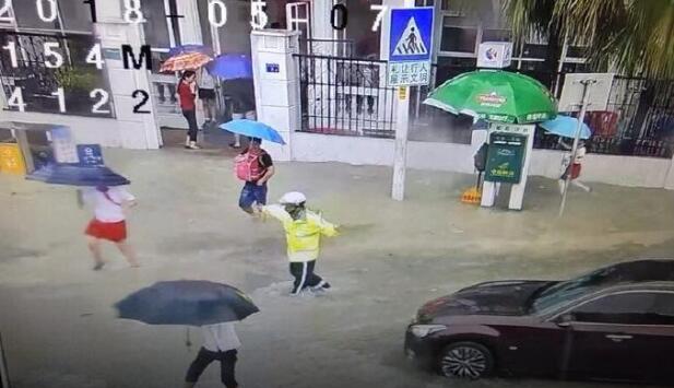 [现场直击]厦门暴雨橙色预警 蜀黍提醒出行注意安全