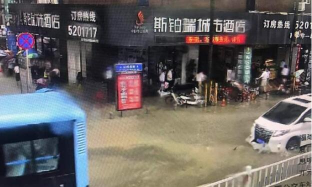 [现场直击]厦门暴雨橙色预警 蜀黍提醒出行注意安全
