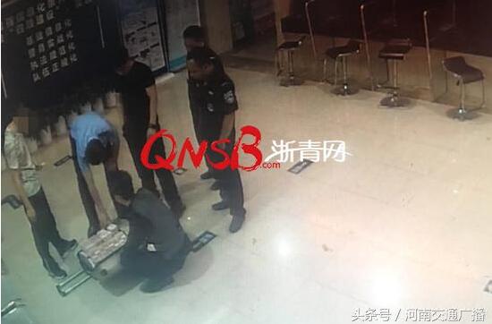 惊呆！女子嫌200万分手费太少 把一箱现金留在酒吧径自离去