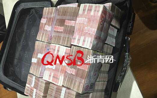 惊呆！女子嫌200万分手费太少 把一箱现金留在酒吧径自离去
