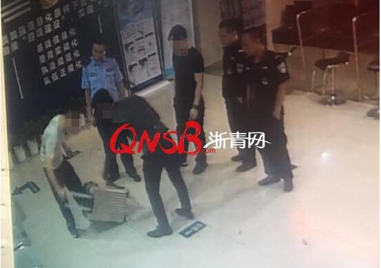 惊呆！女子嫌200万分手费太少 把一箱现金留在酒吧径自离去