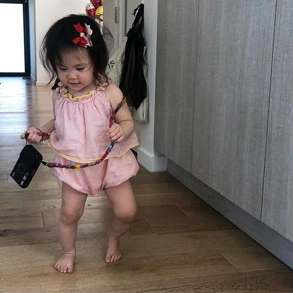 “炫女狂魔”陈冠希再晒照 女儿学走路模样超可爱