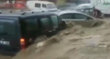 [组图实拍]安卡拉暴雨致洪水 洪水汹涌车辆被淹!有人爬车顶上求生
