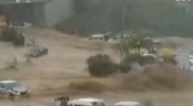 [组图实拍]安卡拉暴雨致洪水 洪水汹涌车辆被淹!有人爬车顶上求生