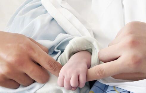 1+1=3！李晟李佳航当爸妈 晒一家三口牵手照升级爸妈!