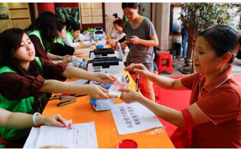 又是拆迁户！1200万现金堆墙 三天共发放3229人奖励每人2万元