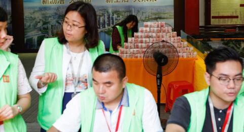 又是拆迁户！1200万现金堆墙 三天共发放3229人奖励每人2万元