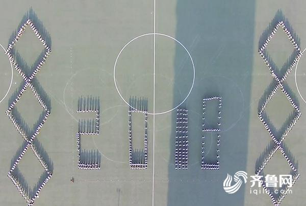 鸟瞰神奇变换的阵列图案 德州这个中学的团体操火了！