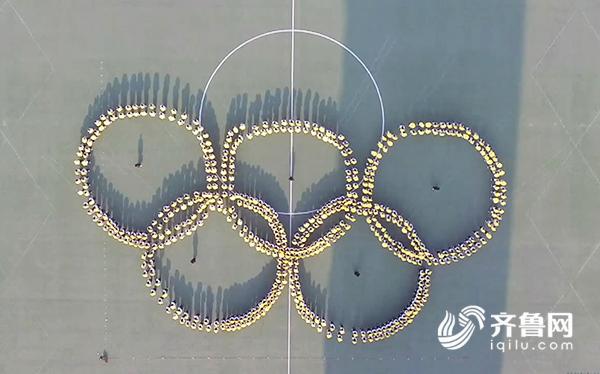 鸟瞰神奇变换的阵列图案 德州这个中学的团体操火了！