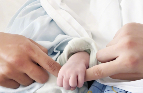 李晟李佳航当爸妈 宝宝重七斤二两眼睛又大又圆