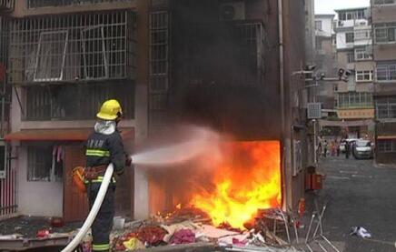 南昌小区煤气爆炸事故造成4人受伤 熊熊大火吞噬了家园