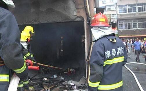 南昌小区煤气爆炸事故造成4人受伤 熊熊大火吞噬了家园
