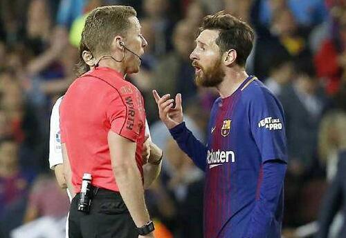 爆粗口！梅西怒骂主裁 主裁埃尔南德斯并未回应梅西也未出牌