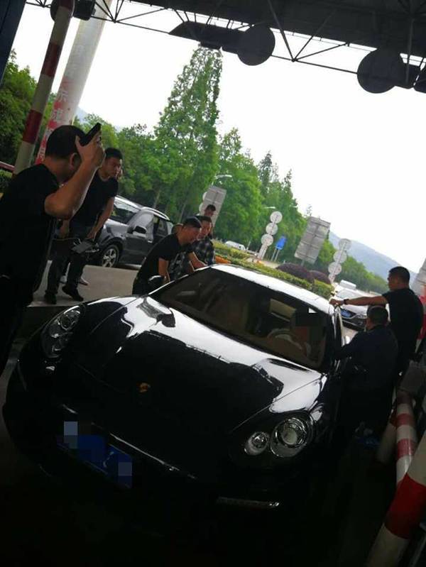 警匪大片！绑匪开保时捷逃窜 警方在收费站将他们一网打尽