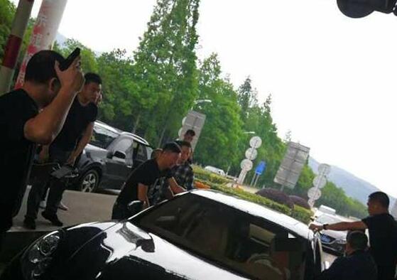 警匪大片？绑匪开保时捷逃窜演