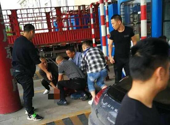 警匪大片？绑匪开保时捷逃窜演