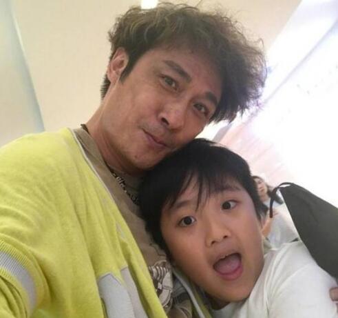 吴镇宇携儿子拍戏 9岁费曼在新片《脱皮爸爸》扮演