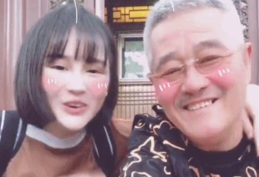 赵本山与女儿同框 可爱的本山大叔支持女儿当网络主播
