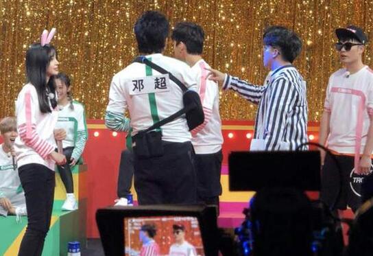 邓超工作室回应伤情 邓超绑绷带录奔跑吧着实敬业!