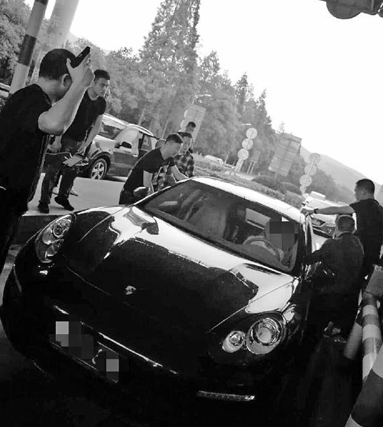 勒索不成 绑匪开保时捷逃窜 民警拔枪对准车内