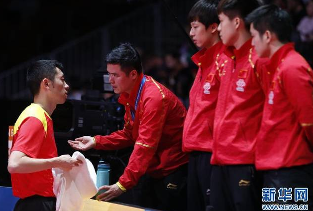 绝对优势取胜 中国男乒夺冠 樊振东3比0胜菲卢斯 