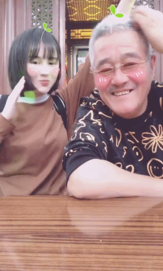萌翻了！赵本山与女儿同框 久未露面的本山大叔随音乐摆pose