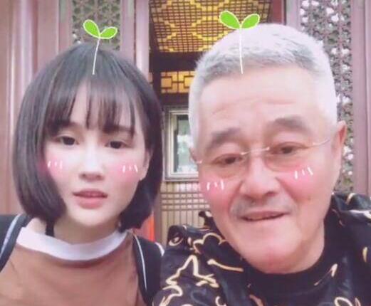 萌翻了！赵本山与女儿同框 久未露面的本山大叔随音乐摆pose