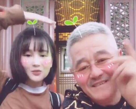 萌翻了！赵本山与女儿同框 久未露面的本山大叔随音乐摆pose