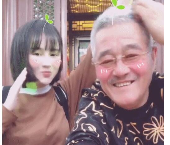 天伦之乐！赵本山与女儿同框 
