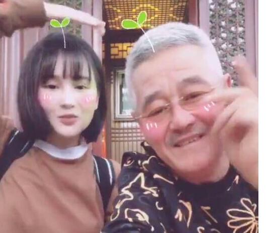 天伦之乐!赵本山与女儿同框 本山大叔戴眼镜做动作时漏和蔼笑容