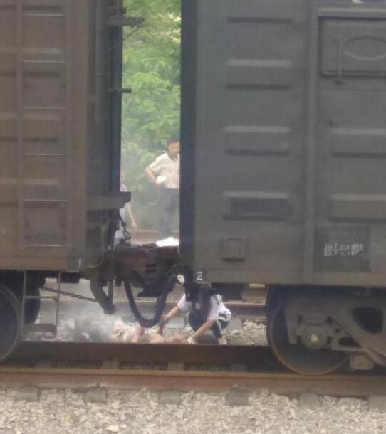 作死？想当网红惨被烧伤 一对拍摄抖音的情侣就成了反面教材