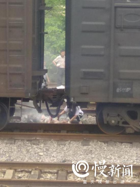 想当网红惨被烧伤 男子爬火车触碰高压线瞬间烧成火球血肉模糊