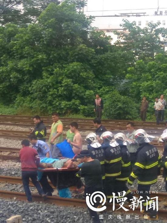 想当网红惨被烧伤 男子爬火车触碰高压线瞬间烧成火球血肉模糊