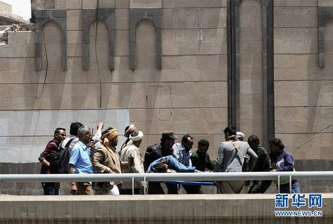 也门总统府遭空袭致6人死亡30人受伤 建筑物成废墟