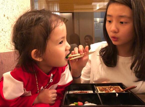 暖哭了!多多喂多妹吃饭 