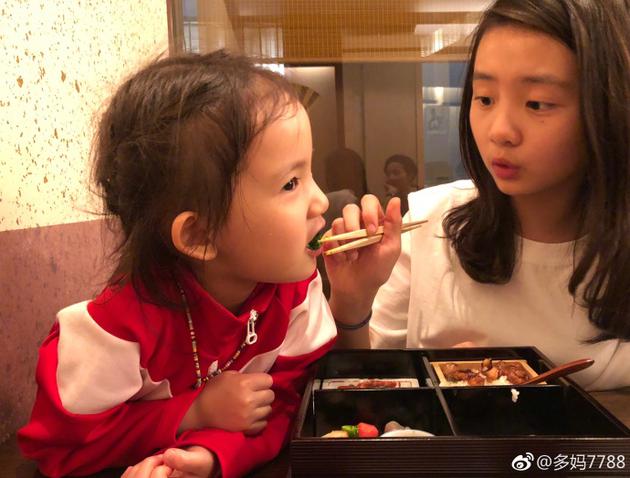 多多喂多妹吃饭 网友模仿多妹口气“今天必须得让姐姐喂我了”