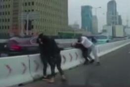 冲动是魔鬼！上海高架停车互殴 随车4人互相扭打