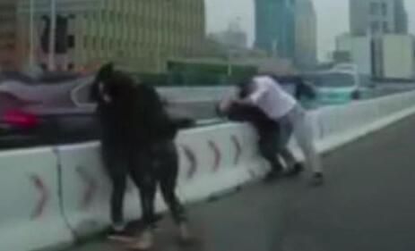 冲动是魔鬼！上海高架停车互殴 随车4人互相扭打