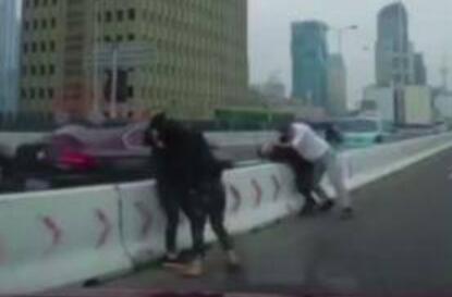 什么仇怨?上海高架停车互殴 