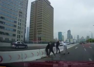 什么仇怨?上海高架停车互殴 